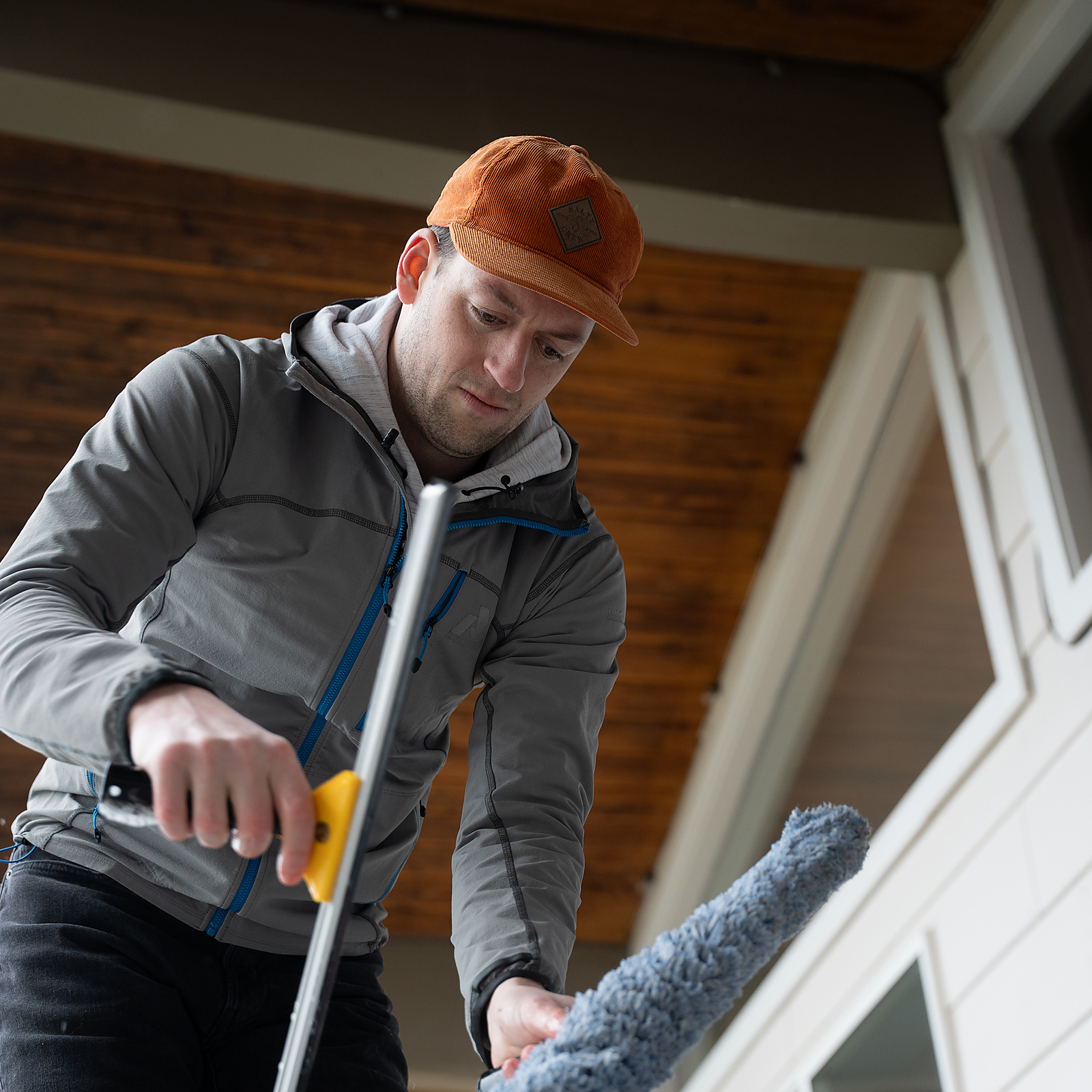 TOPRUNG cleaner preparing professional window cleaning equipment