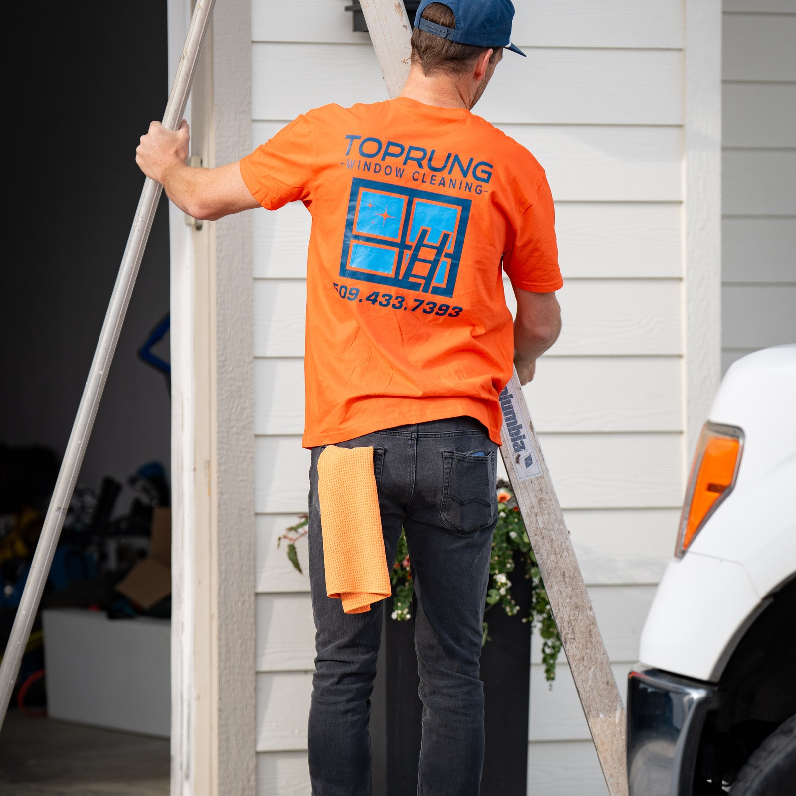 TOPRUNG technician in branded uniform arriving at a home