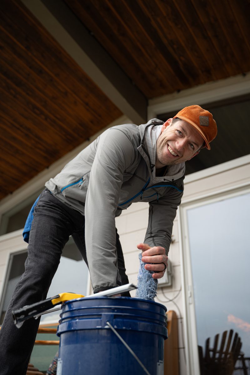 TOPRUNG cleaner working at roof level on exterior of home